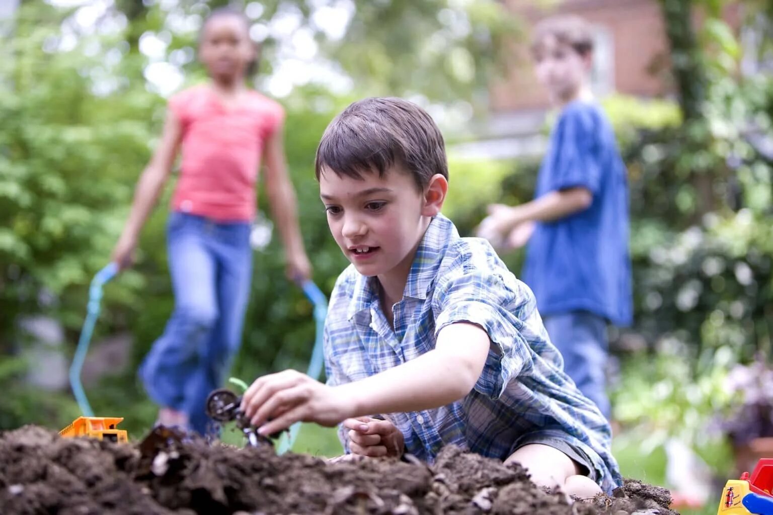 Child yard. Дети во дворе в телефонах. Children playing in the Yard 5 вопросов. Во что играют дети 10 лет мальчики. Nino mijao.