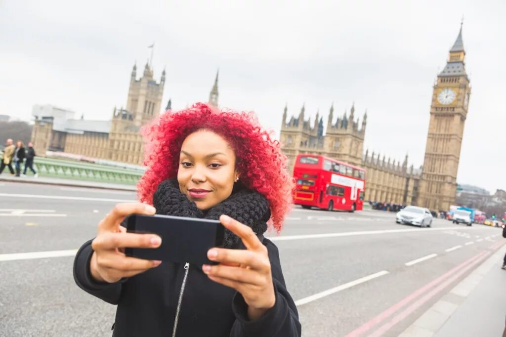 Девушка с флагом англии. Все мисс шотландия фото имена. Платье с флагом англии. Девушка с флагом англии. Человек с английским флагом.