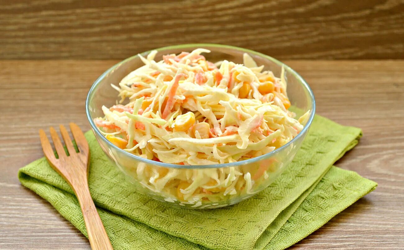 Рецепт капуста морковкой. Салат витаминный. салат с капустой. салат с капустой и морковкой. салат из белокочанной капусты.