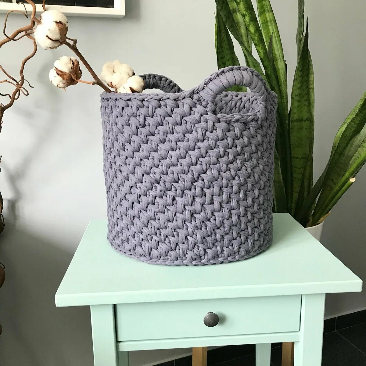 изделия из пряжи крючком. интерьерные корзинки из трикотажной пряжи. ленточная пряжа изделия. изделия из трикотажных ниток. вязаные корзинки из трикотажной пряжи.