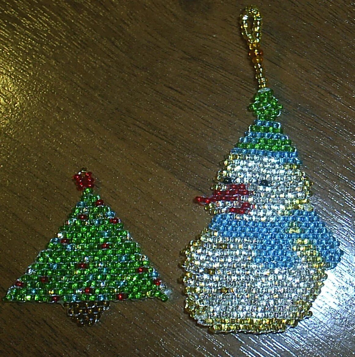 Бисероплетение новый год. Подарки из бисера на новый год для начинающих. Фигурки из бисера легкие. Игрушки из бисера. Плетение из бисера новогодние.