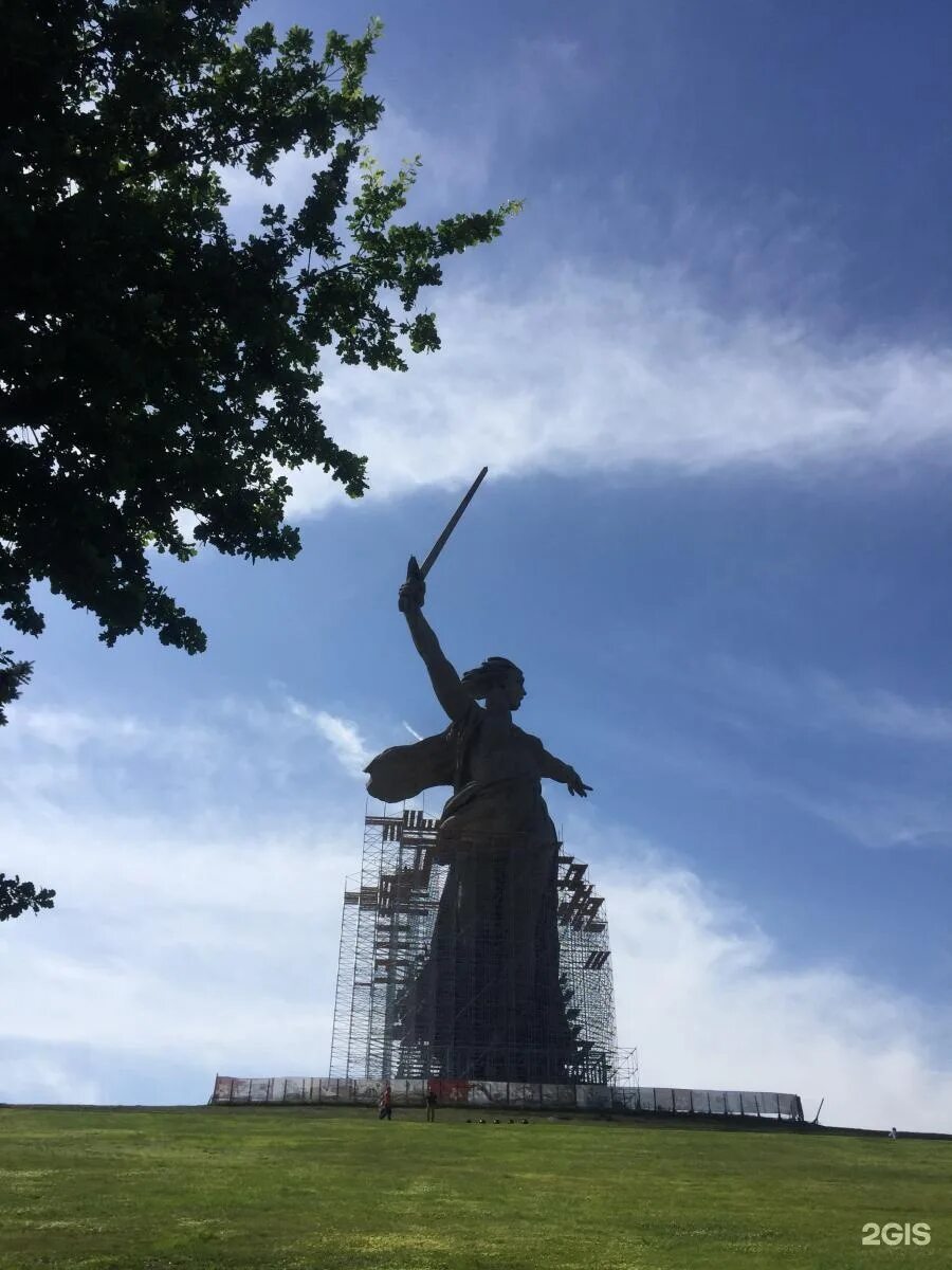 Жилье посуточно мамаев курган. Памятник победы мамаев курган. Мамаев курган гранитные плиты. Жилье посуточно мамаев курган. Космонавтов 37 волгоград фото.