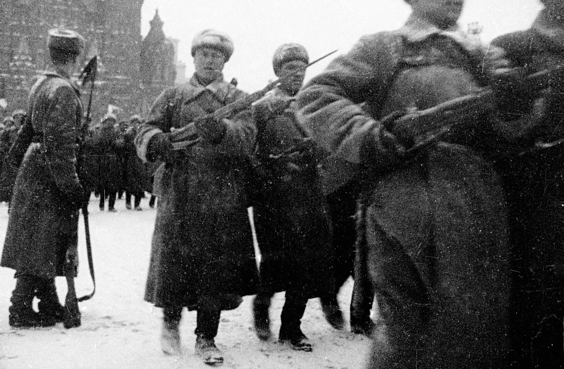 Парад 7 ноября 1941 года. Парад 7 ноября 1941 года в Москве на красной площади. Парад на красной площади 7 ноября 1941 года. Парад 1941 года на красной площади Буденный. Парад во время войны