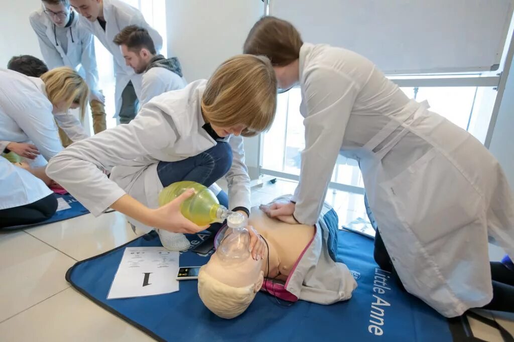 Медицинская практика образование. Студенты медики на практике. Практика студентов медиков в больнице. Мед студенты на практике. Студенты медики на практике в больнице.