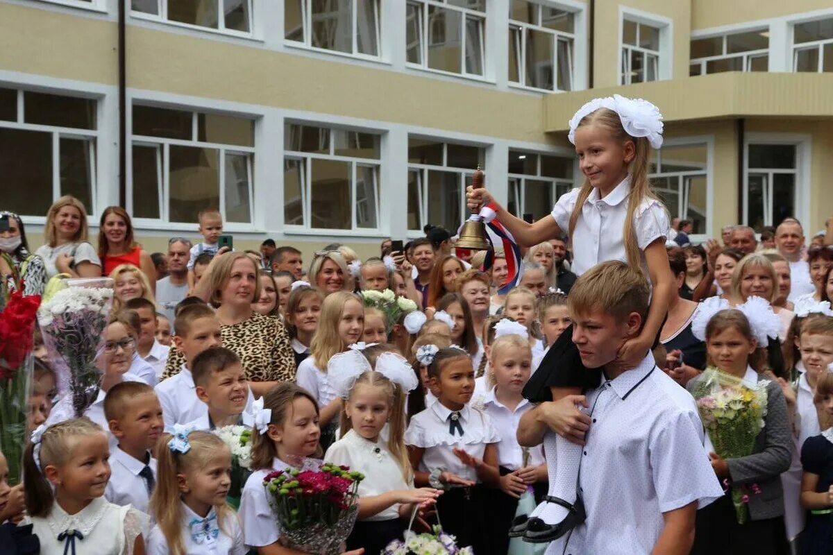 Элжур крым 1 школа. Школа 1 Ялта. Гаспринская средняя школа. Школа 14 Ялта. Школа 2 Ялта.