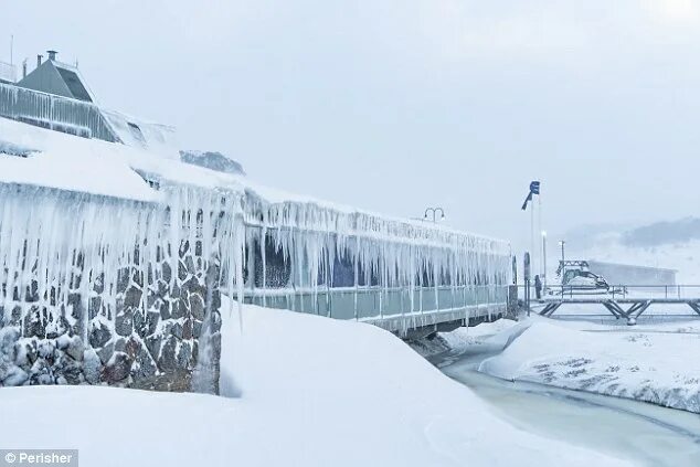 Человек мерзнет. Снег на ресницах. Frozen people. Freezing cold. Иней на ресницах.