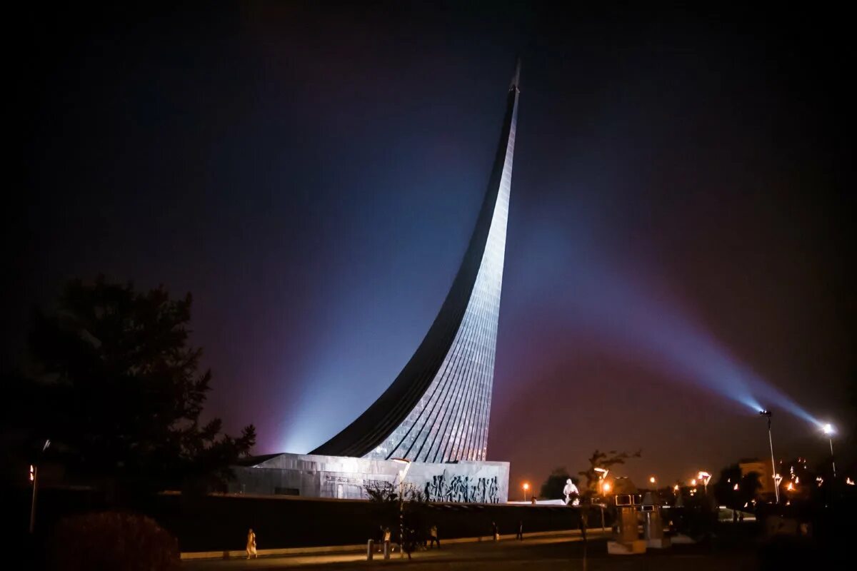 Памятник космонавтики в москве. Памятник космонавтики в москве. Памятник космонавтики в москве. Памятник покорителям космоса в москве. Памятник-обелиск «покорителям космоса» — москва.