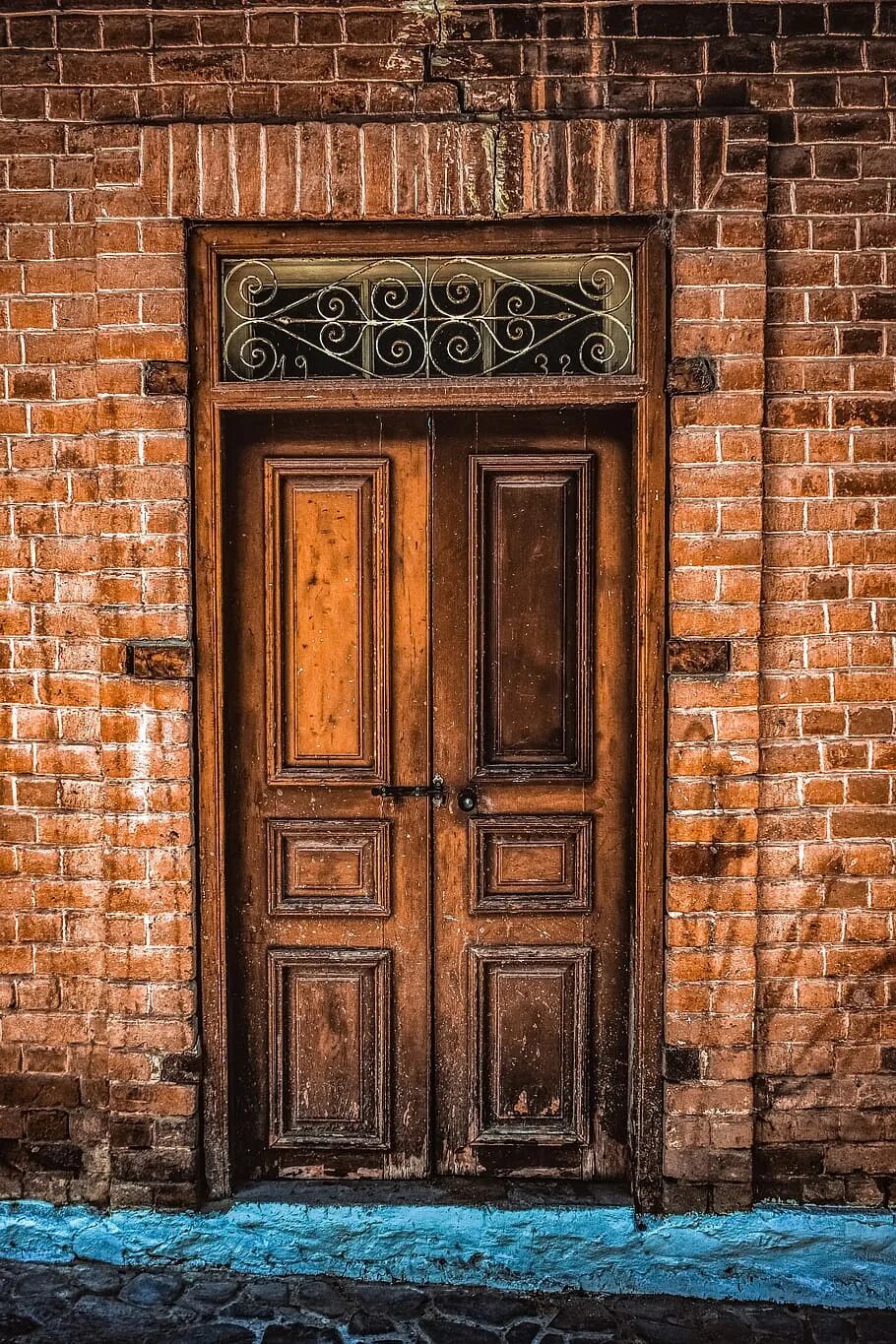 Старые входные двери купить. Старинная дверь. Старая деревянная дверь. Старинные входные двери. Старая входная дверь.