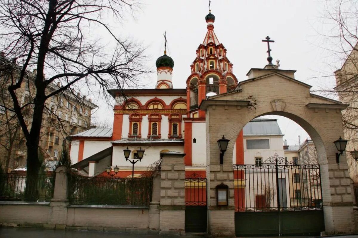 Храм трех святых. Храм трех святителей москва. храм трёх святителей на кулишках сайт в москве. храм тех святителей на кулишках. трехсвятительский храм на кулишках.