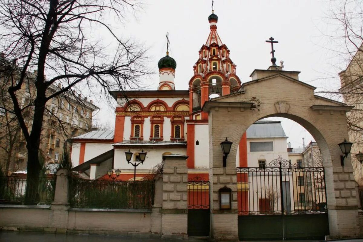 Суть трех церквей. Храм трех святителей Москва. Храм трех святителей на Кулишках. Церковь трёх святителей в Трёхсвятительском переулке. Трехсвятительский переулок 3 Церковь.