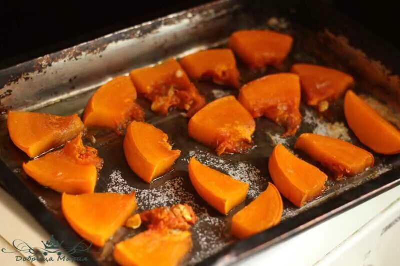 Сколько минут запекать тыкву кусочками в духовке. Тыква в духовке кусочками. тыква запечённая в духовке кусочками. тыква в духовке кусочками на противне. тыква запечённая в духовке кусочками с сахаром.