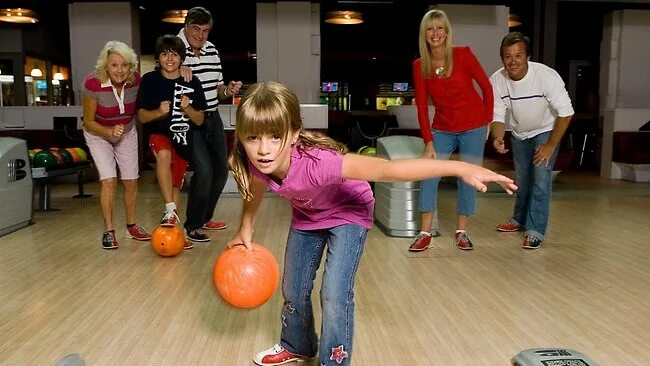 боулинг для детей. космик европейский боулинг. боулинг сити парк град. боулинг от родителей. каро боулинг.