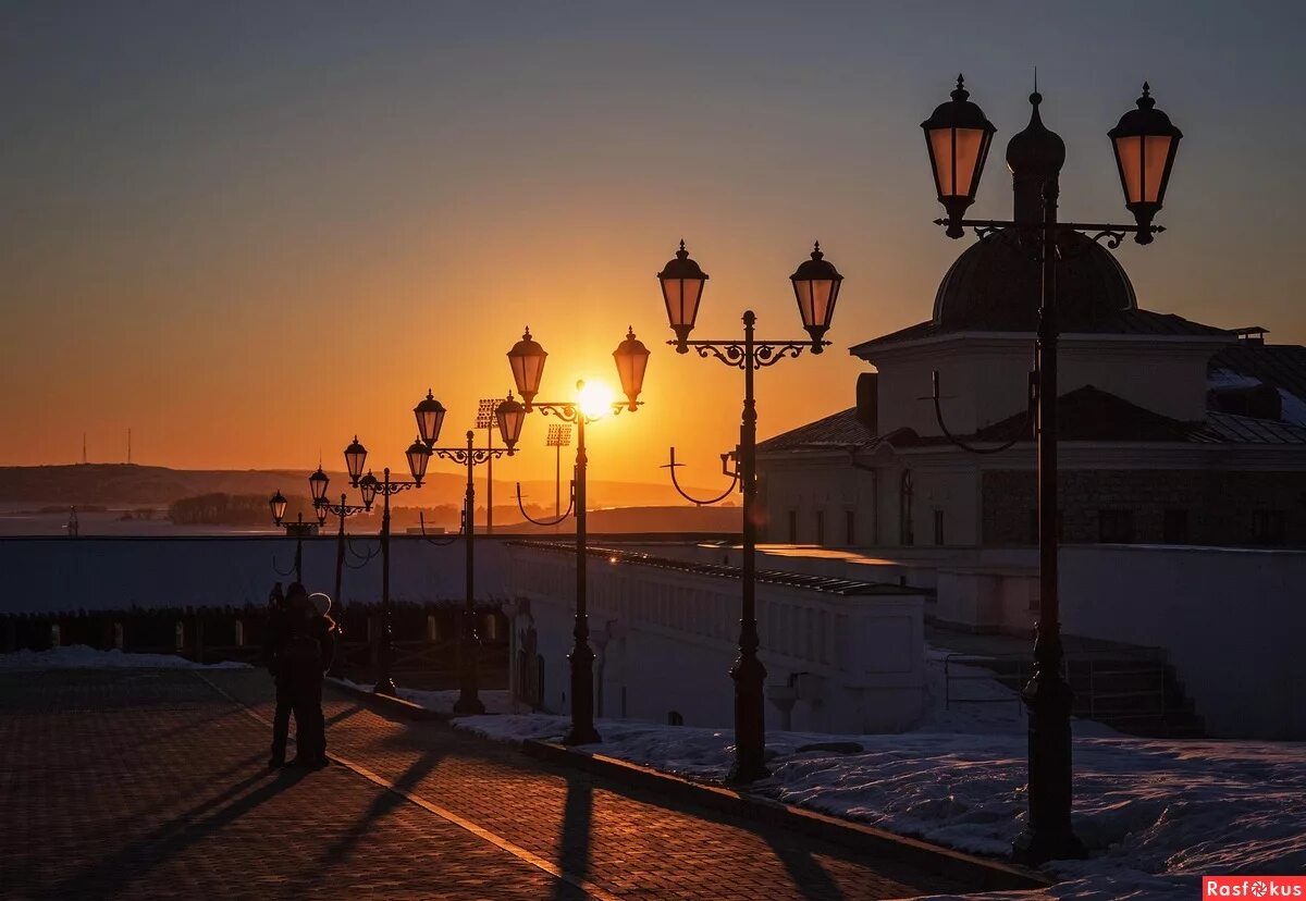 Кремлевская в закат казань. Красивый рассвет в казани. Казань набережная волги. Заход солнца в казани. Красивый закат в казани.