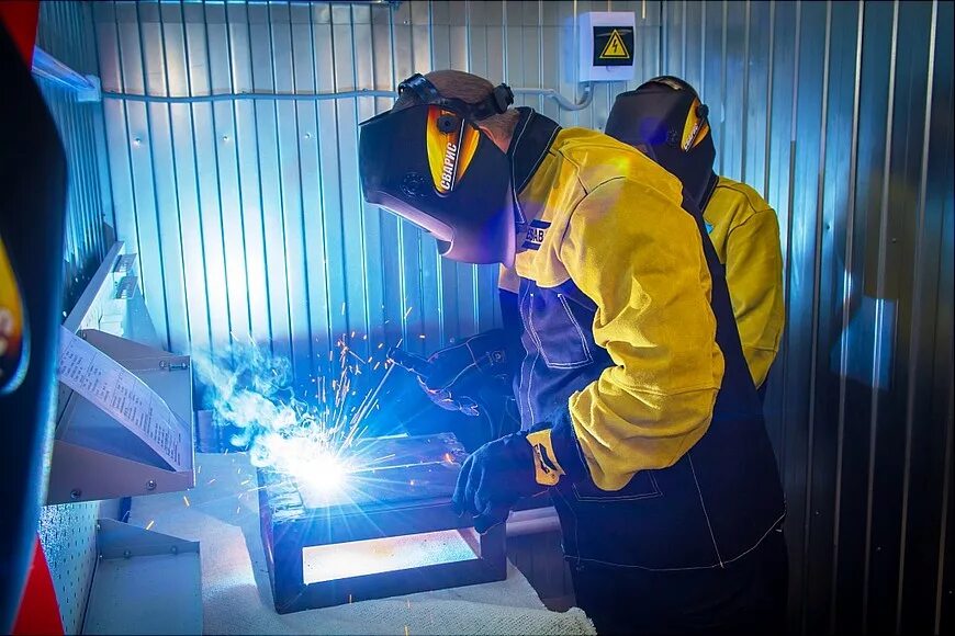 Тюмень работа сварщика сегодня. Сварщик. Сварка металлоконструкций. Выездная сварка. Тюмень работа сварщика сегодня.