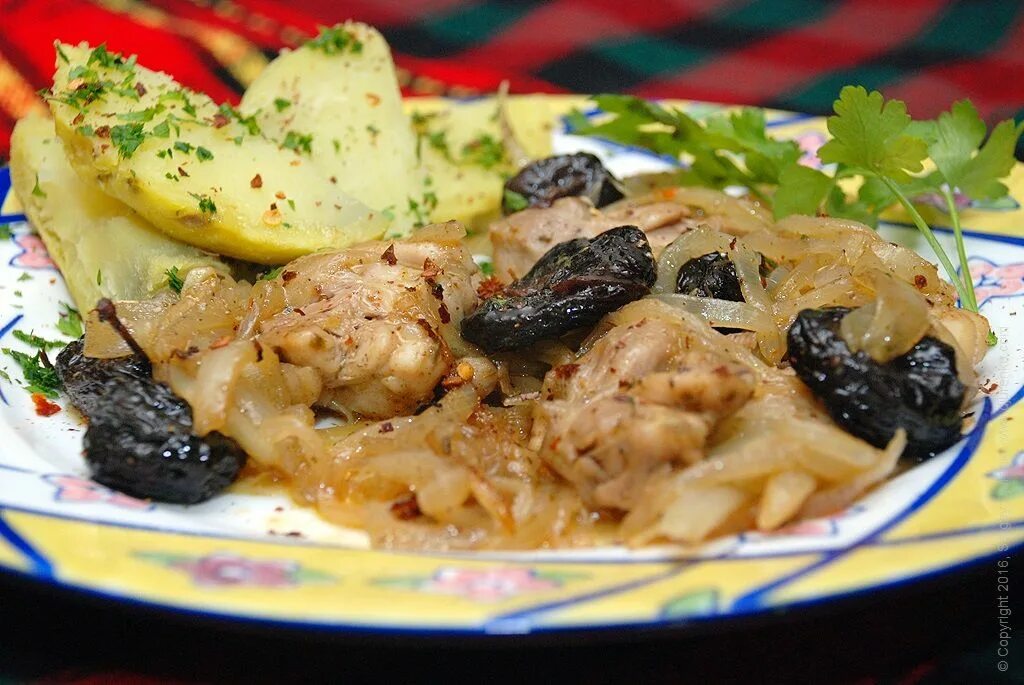 Салат с черносливом и курицей и грецкими орехами и грибами. Салат с черносливом и курицей и огурцом. Салат с черносливом и курицей и грецкими орехами. Рецепт курица с грибами и черносливом. Салат с черносливом и курицей.