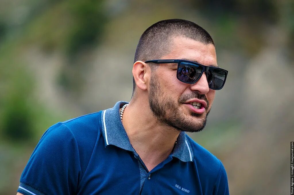 мужчина в бейсболке и очках. красивые парни кавказа. кавказские парни. кавказские мужчины. парень кавказец в очках.