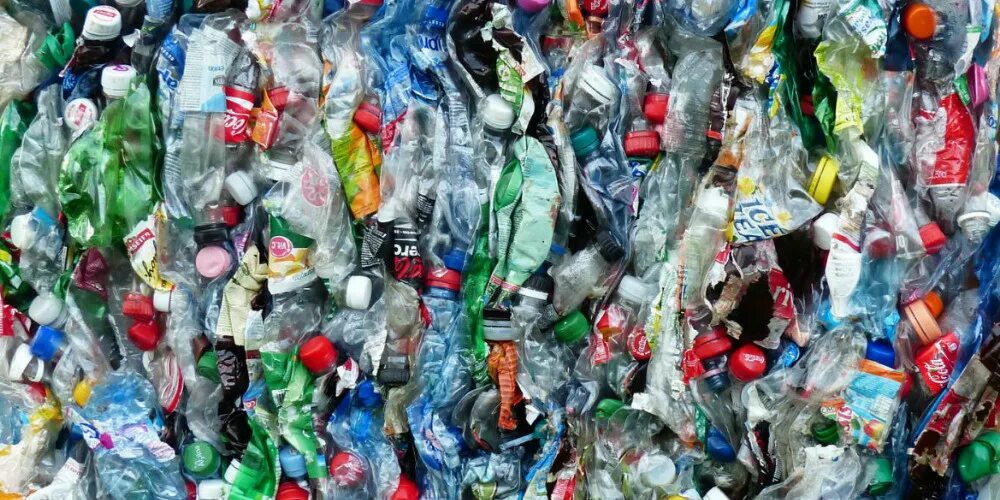 Изделия из переработанного пластика. Out plastic. Garbage in garbage out. Пластик отходы. Пластиковая пищевая упаковка.