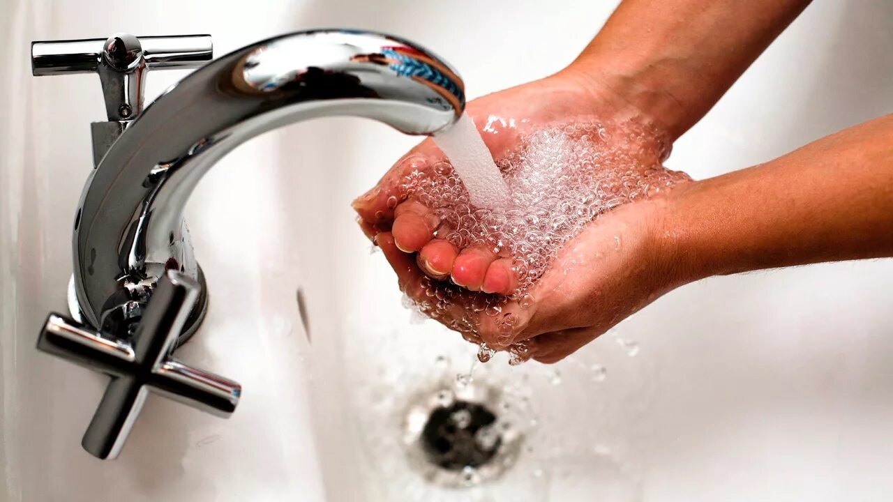 Водопроводный кран с водой. Чистая вода из крана. Вода из крана. Вода из крана. Кран с водой.