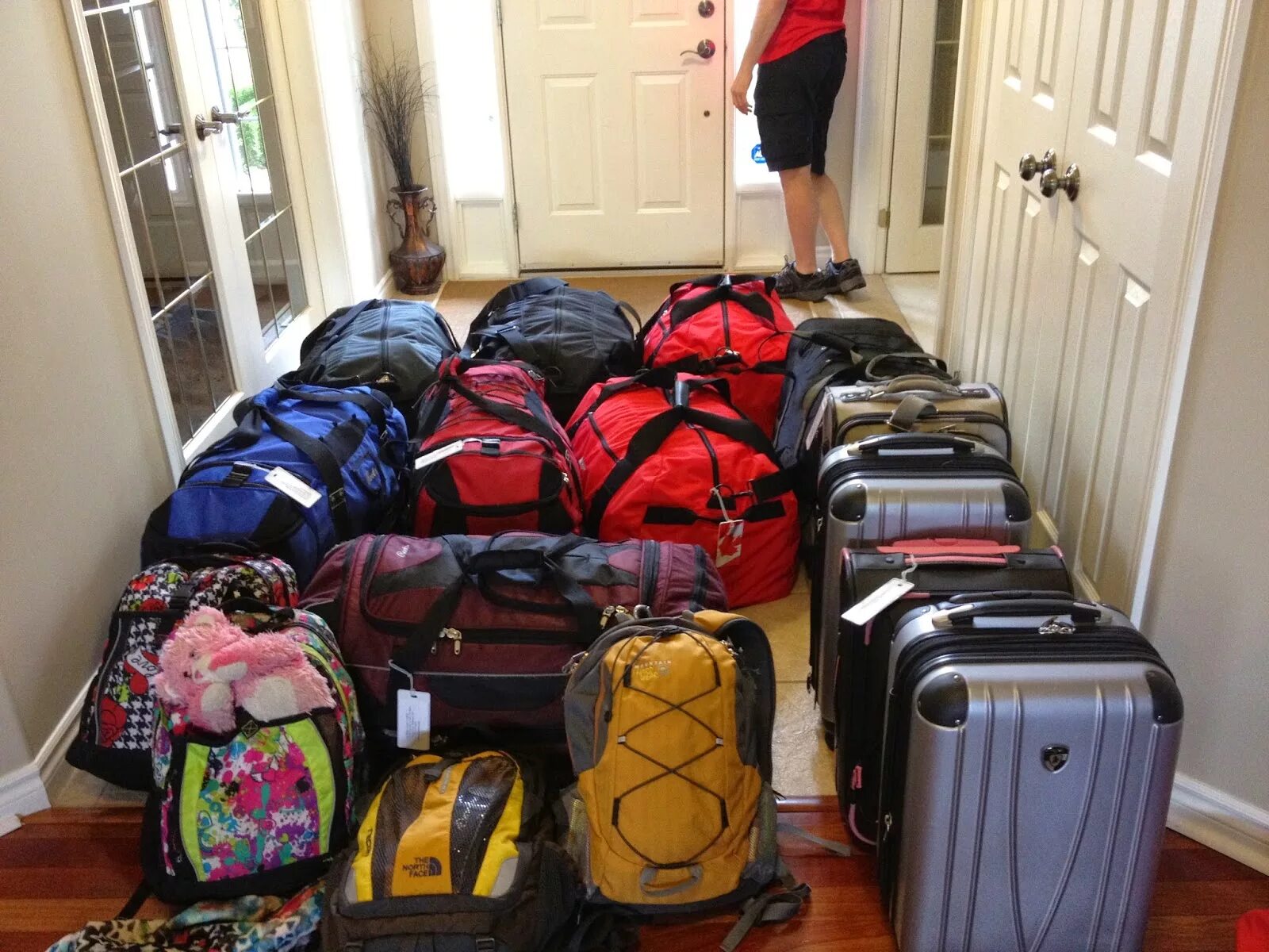 Собранные чемоданы. Чемодан в лагерь. Чемодан сборы в путешествие. Собранный чемодан.