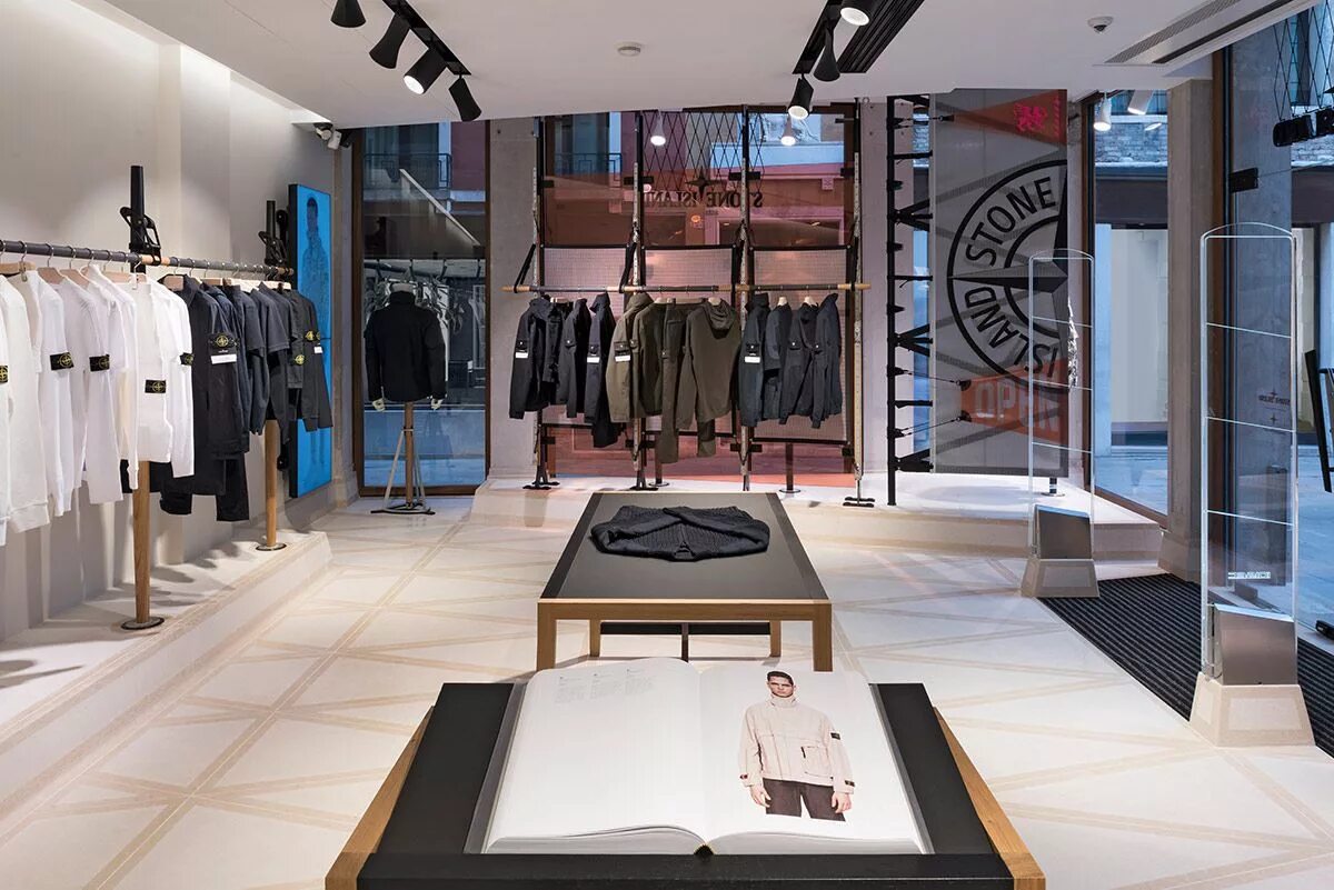 Stone island dubai. Бутика стон айленд. италия стон айленд. магазин stone island в италии. витрина stone island.