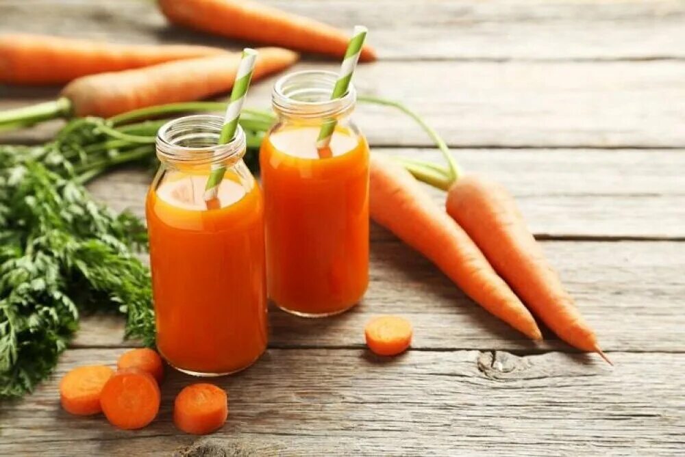 Свежевыжатый морковный сок. Морковный сок 200мл. Морковь и морковный сок. Свежевыжатый сок морковь.