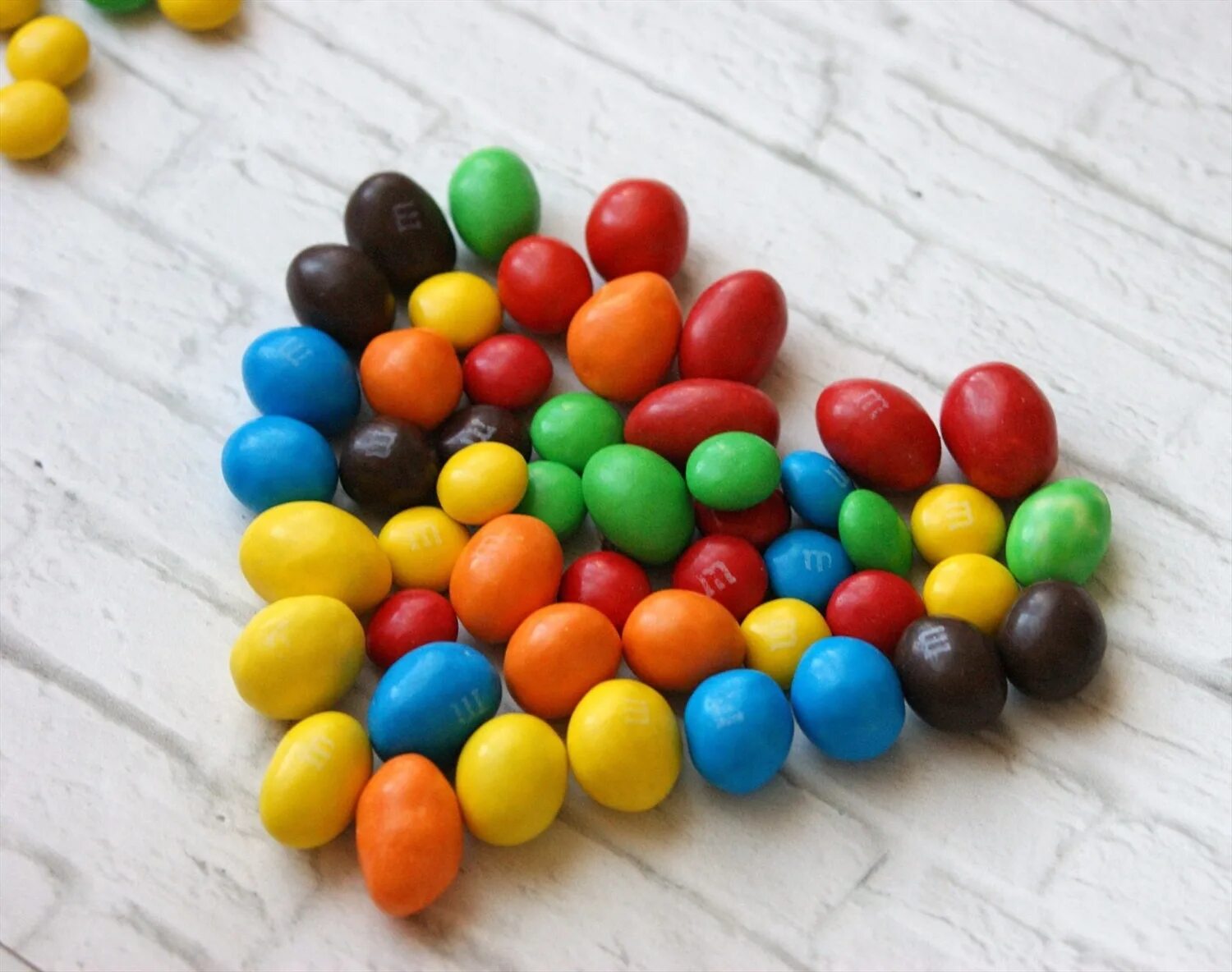 Драже конфеты. Драже арахис в цветной глазури. Драже шоколадное с арахисом. Конфеты драже в разноцветной глазури.