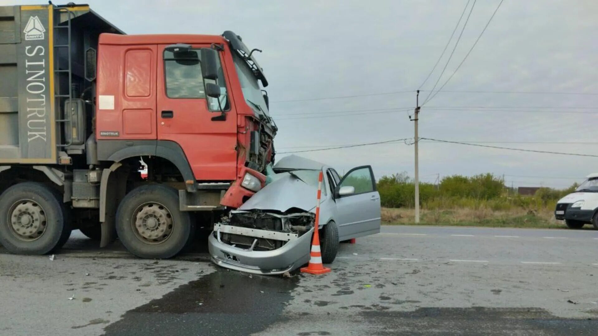 В Омске пьяный водитель въехал в стоящий на обочине автомобиль, один человек пог