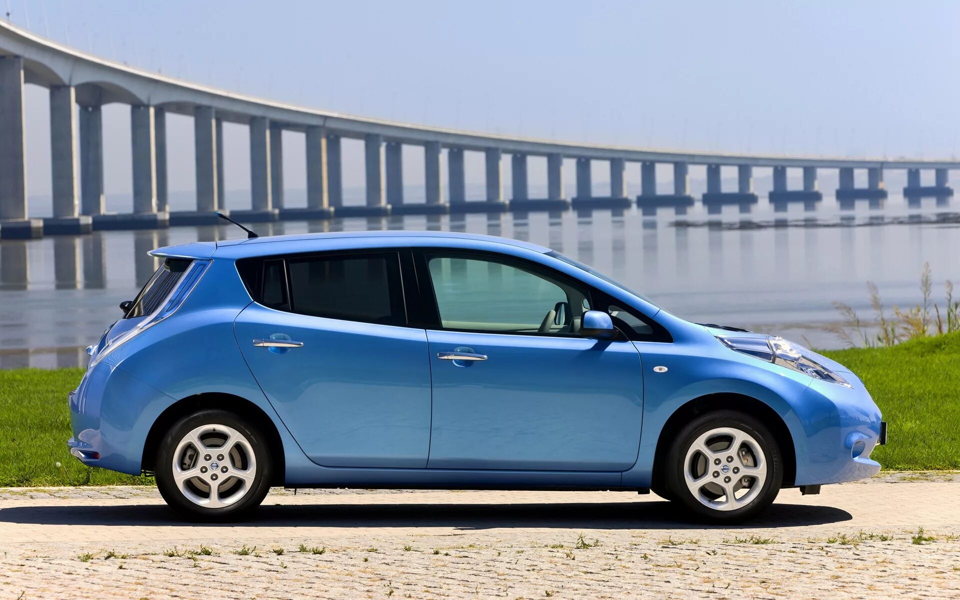 Nissan leaf электромобиль. Электрокара ниссан. Ниссан лиф 2014. Nissan leaf 2012. Ниссан леаф электромобиль.