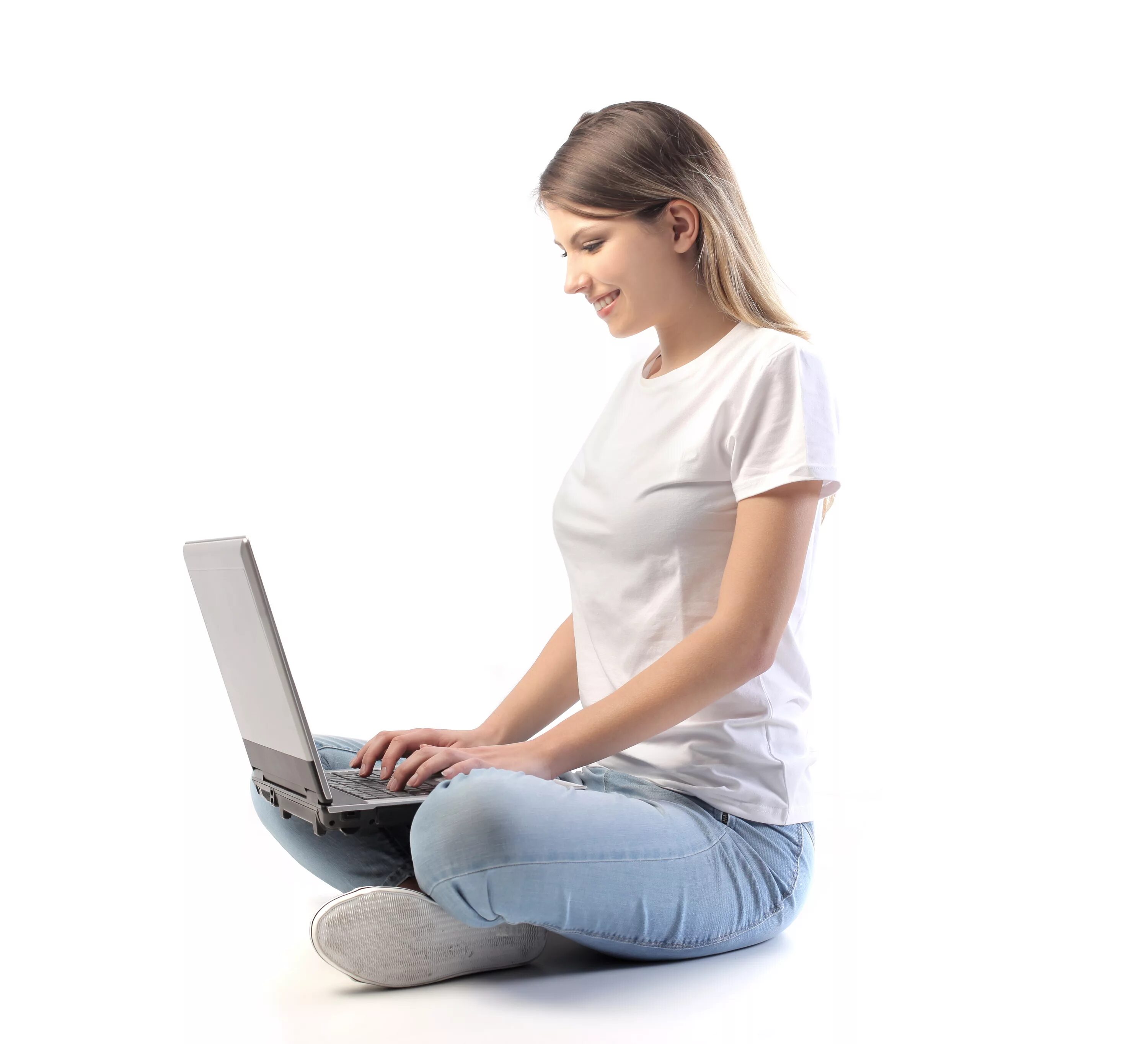 Девушка сидит с ноутбуком. Девушка сидит в компьютере. Девушка за белым ноутбуком. Женщина сидит у компьютера.