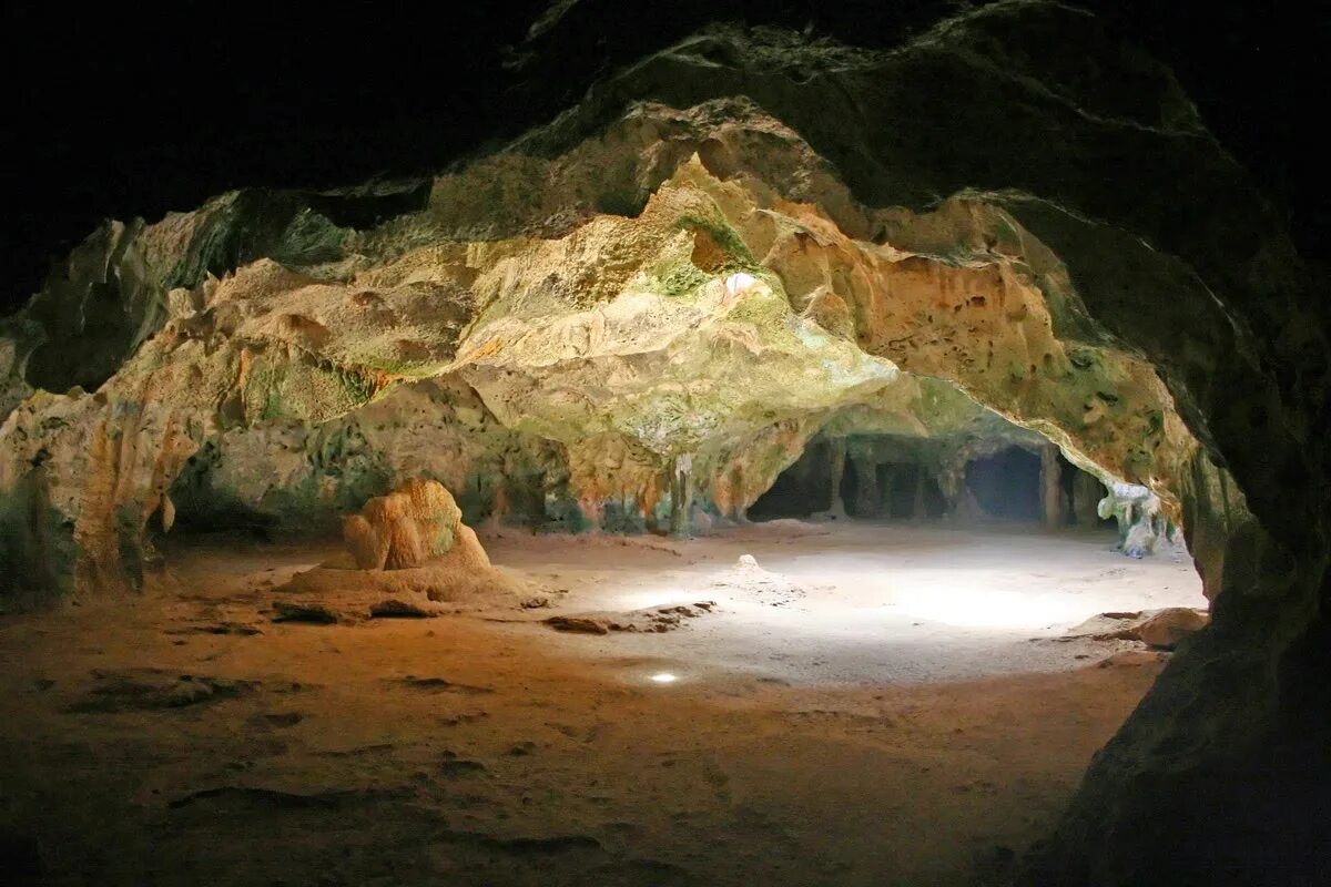 Caves de. Грот пещера Алтын тешик. Пещера Чокурча Симферополь. Пещера Графский грот. Грот Чокурча изнутри.