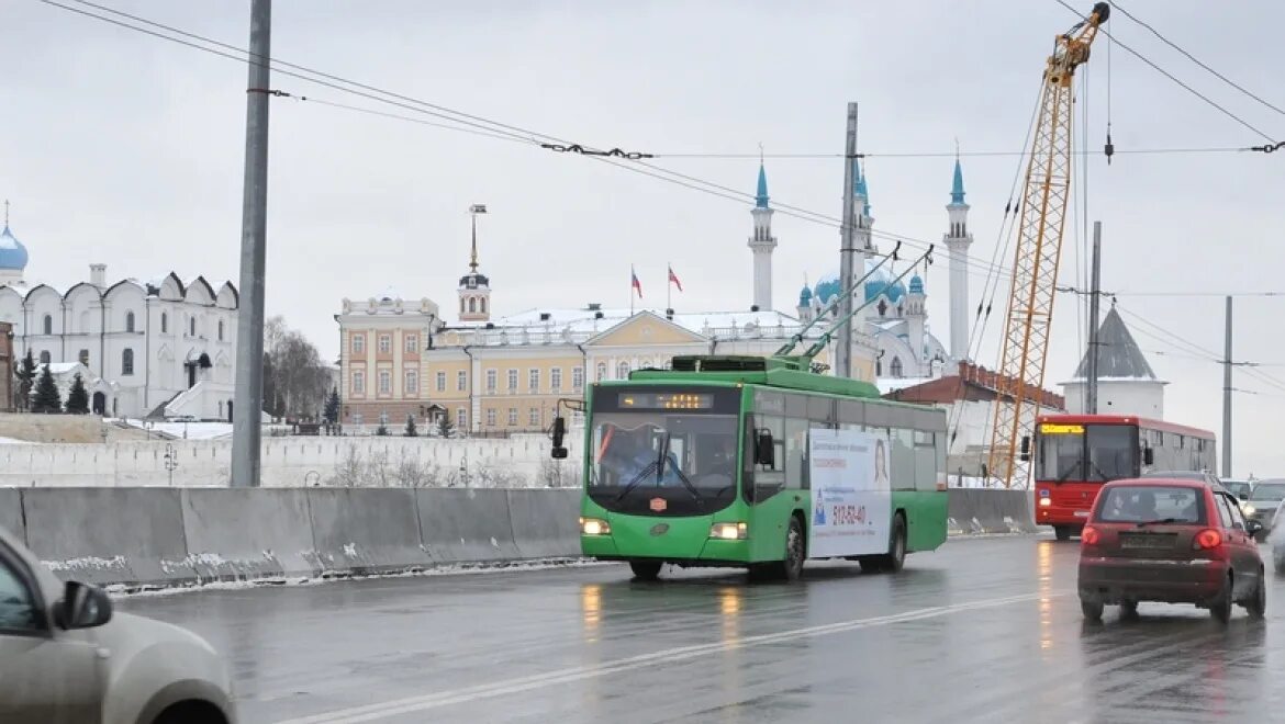 Время транспорта казань. Транспорт Казани. Казань движение автомобилей. Казань в ноябре. Казань дорожное движение.