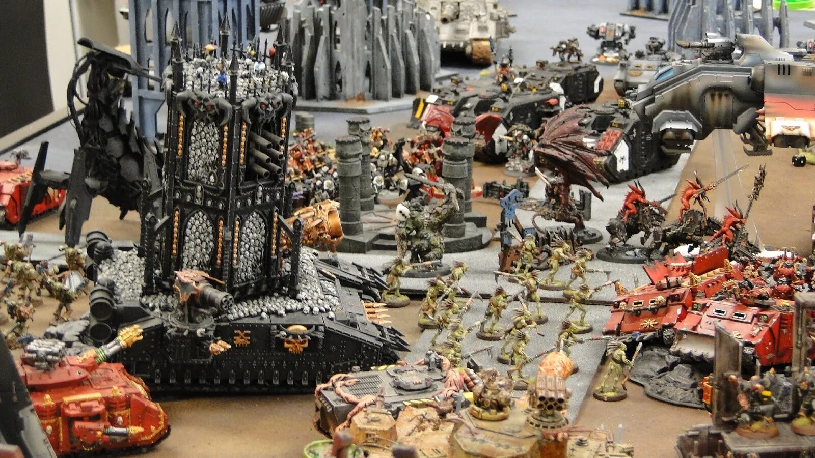 Warhammer 40k orks army. Вархаммер 40 000. Настольный вархаммер. Вархаммер 40000 апокалипсис настолка. Вархаммер 40 000 настолка.
