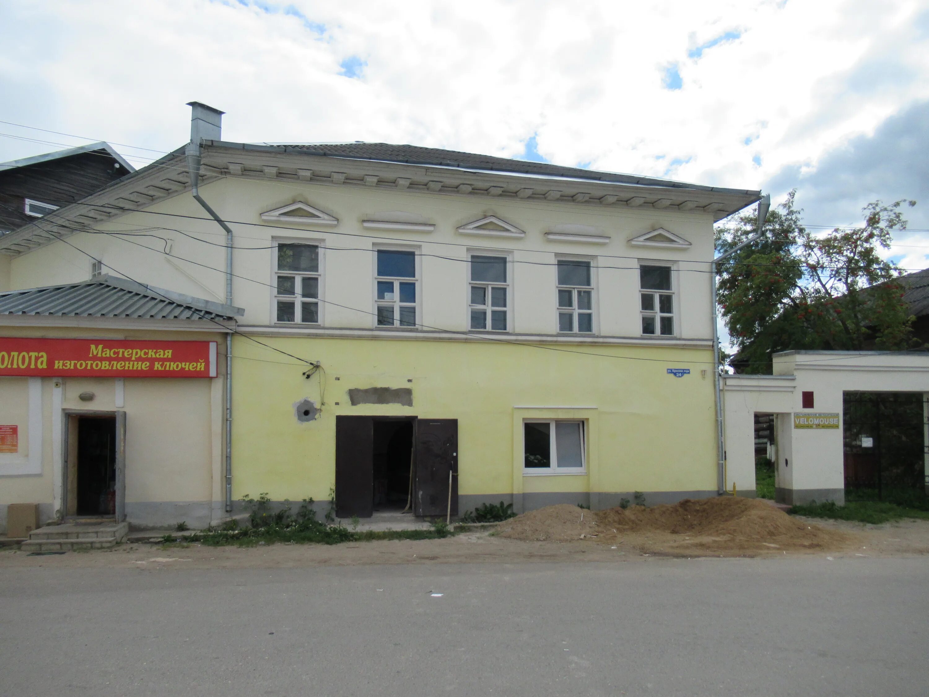 Вид на Красную гору с Тверецкой набережной