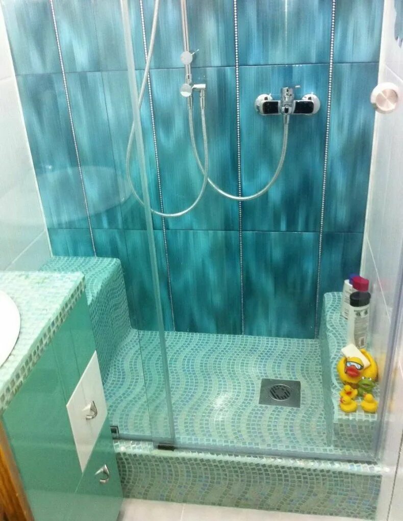 Самодельная душевая. Душевая кабинка из плитки. Душевая кабина из кафеля. Сделать душевую в ванной своими руками. Душевая кабинка из плитки.