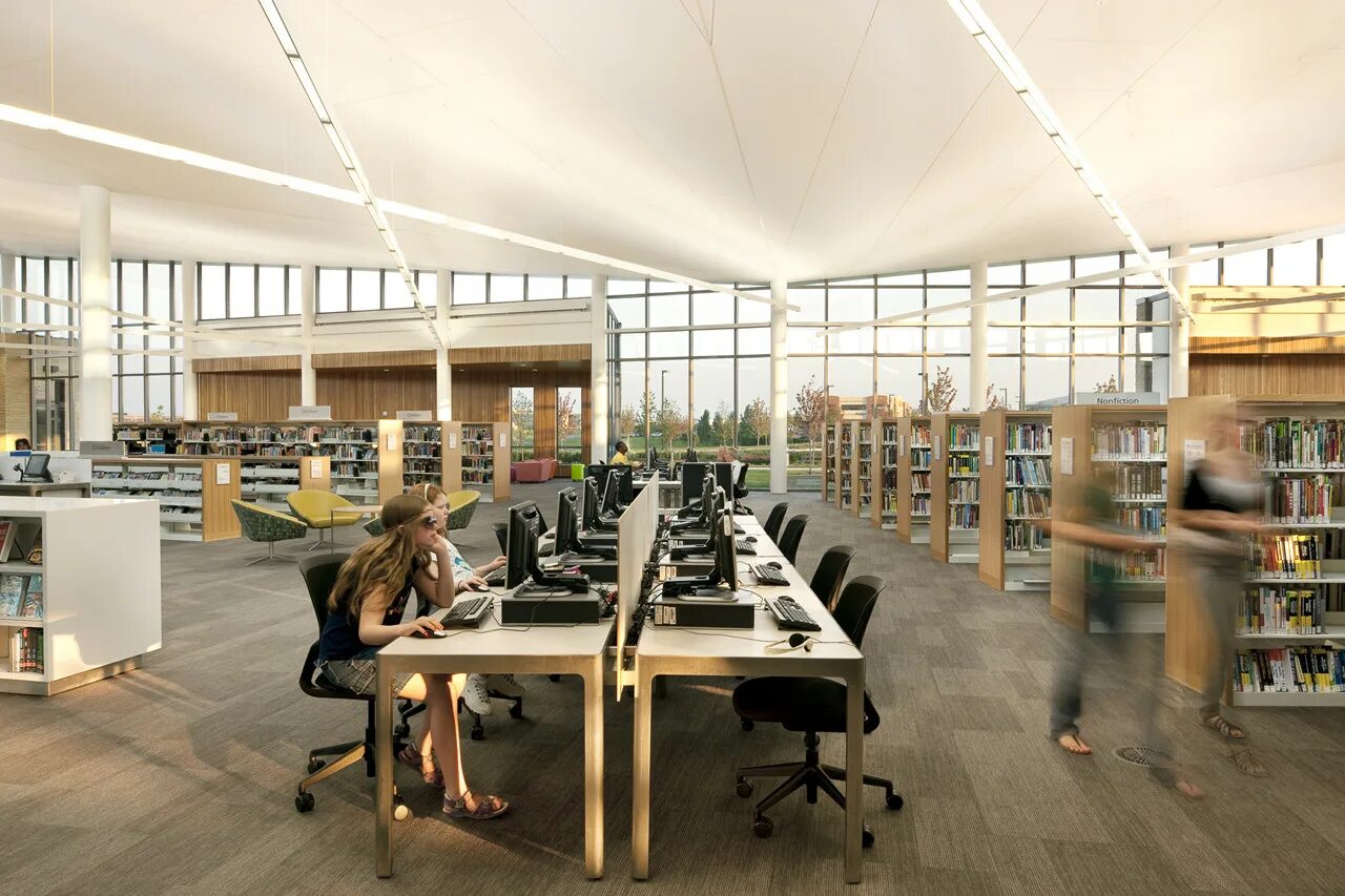 Паблик 12. Паблик 12. Паблик 12. Современный торговый центр внутри. Паблик 12.