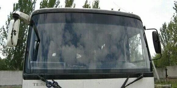 Лобовое стекло автобуса. Лобовое стекло для грузовых автомобилей. Автостекла для грузовиков и спецтехники. Лобовое стекло паз 3205. Автобус разбил стекло.