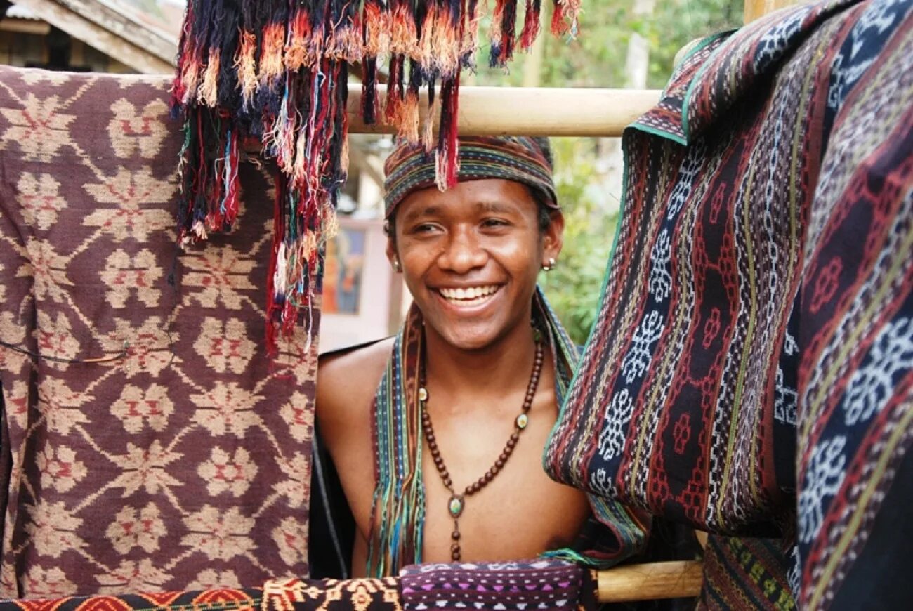 Сумба Индонезия. Индонезийский икат. Индонезийский икат Сумба. Остров Сумба в Индонезии: традиционный текстиль и орнамент.