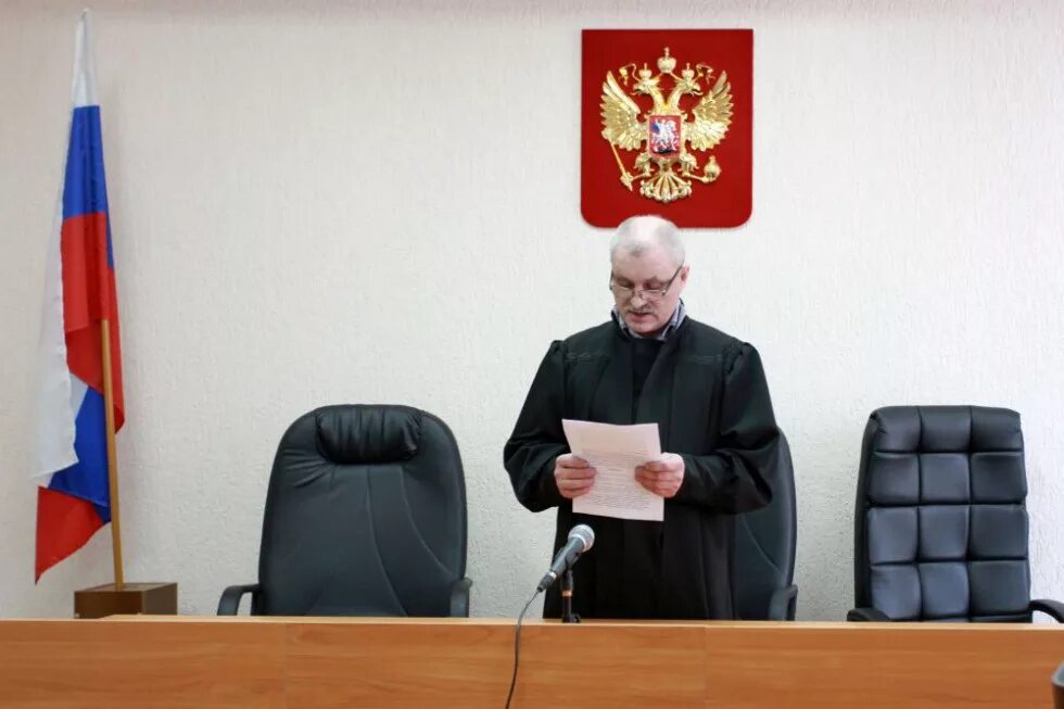 Председатель Камышинского городского суда и сразу шесть его специалисток и помощ