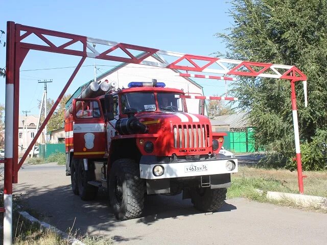 Проезд пожарной машины. Пожарная машина оренбург. пожарный шлагбаум. открытый шлагбаум для пожарной машины. высота пожарной арки.