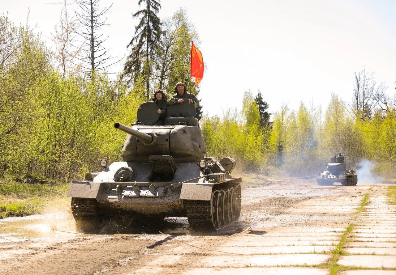 Катание на танке в подмосковье. Катание на танках. Танк т-34 на полигоне кубинка. Покататься на танке в подмосковье. Звезды на танках.