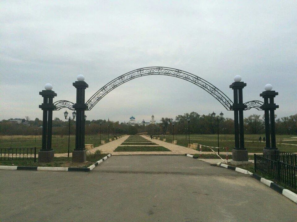 Принарский парк серпухов. Приморский парк Серпухов. Город Серпухов Приморский парк. Приморский парк Серпухов памятник.