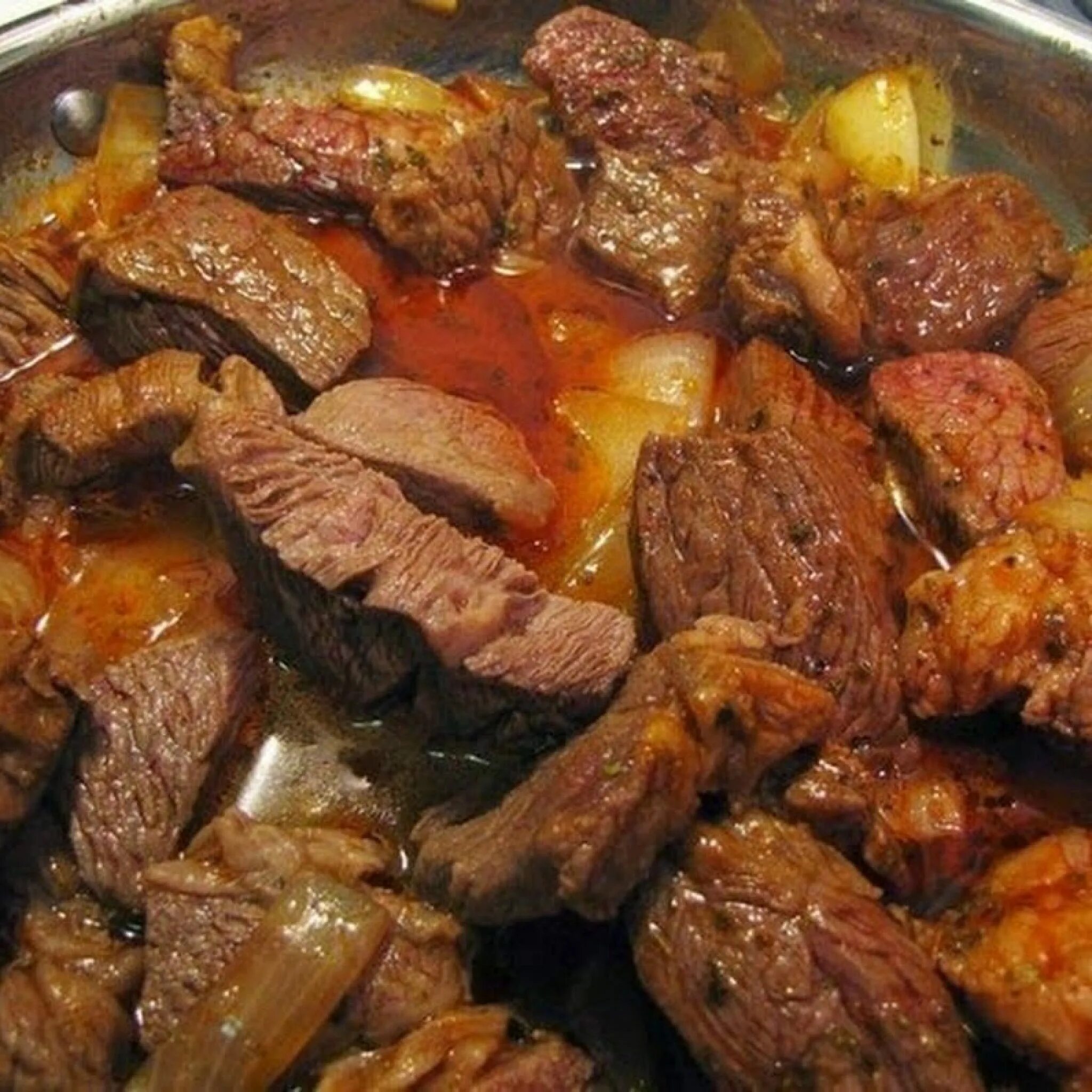 Тушёная говядина с луком. Как потушить мясо пошагово. Говядина с овощами на сковороде. Тушёная свинина с подливкой на сковороде. Мясо тушеное с луком.