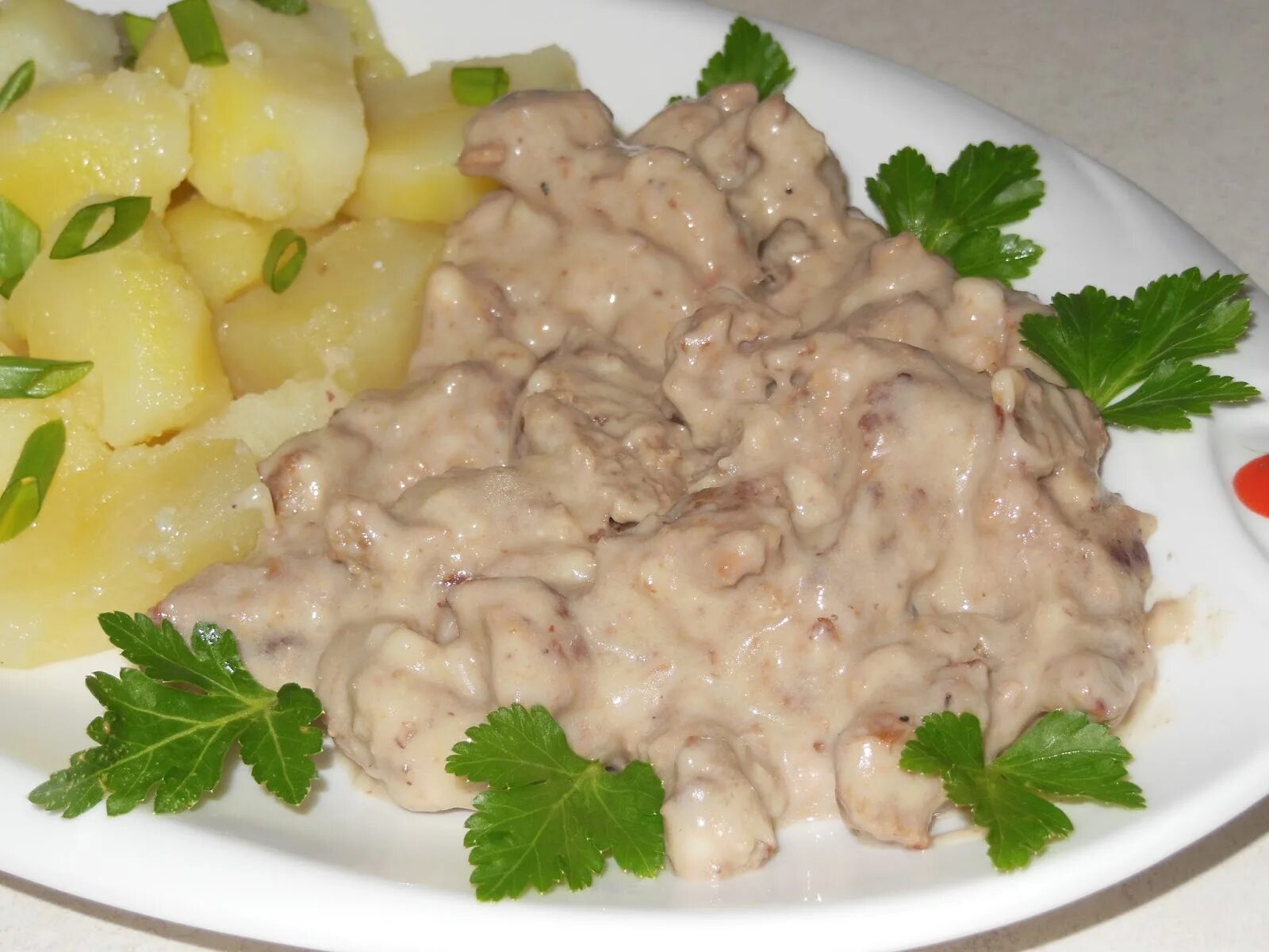 Бефстроганов из грудки. Бефстроганов из куриного филе. бефстроганов из филе курицы. куриный бефстроганов. бефстроганов из грудки курицы.