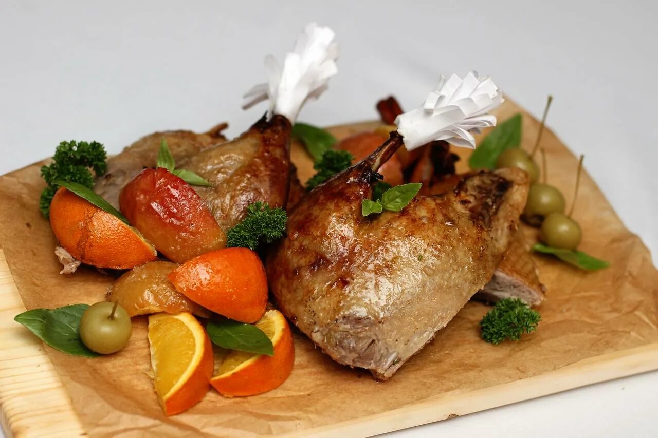 Домашняя птица и дичь. Филе цесарки. Домашняя птица и дичь. Жареный фазан. Курица для готовки.