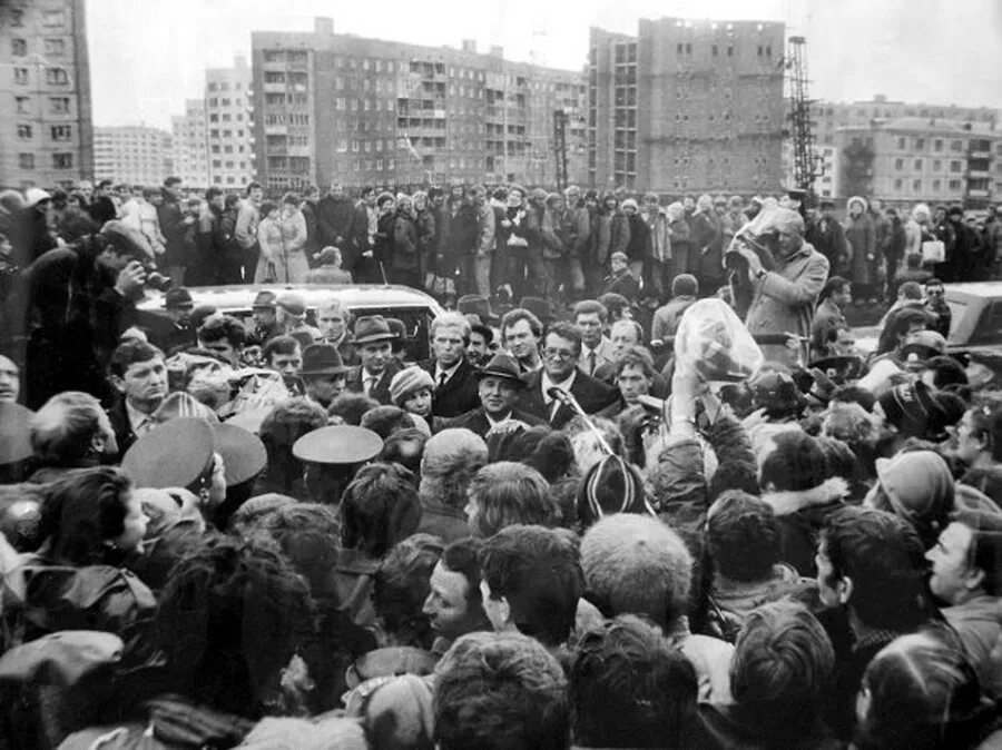 Горбачев 1985 перестройка. 1988 Год перестройка. Горбачев в Норильске 1988. Горбачев 90-е. Забыть перестройка