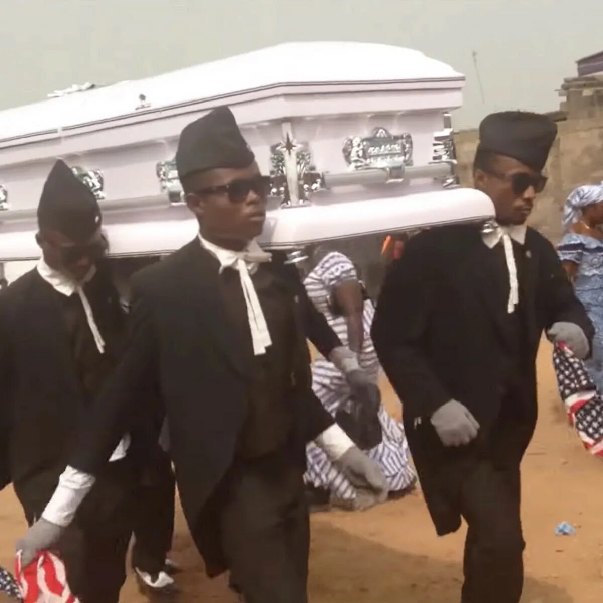 Носильщики гроба. Танцоры с гробом из Ганы. Танцующий носильщики гробов. Мем с танцующими носильщиками гробов.