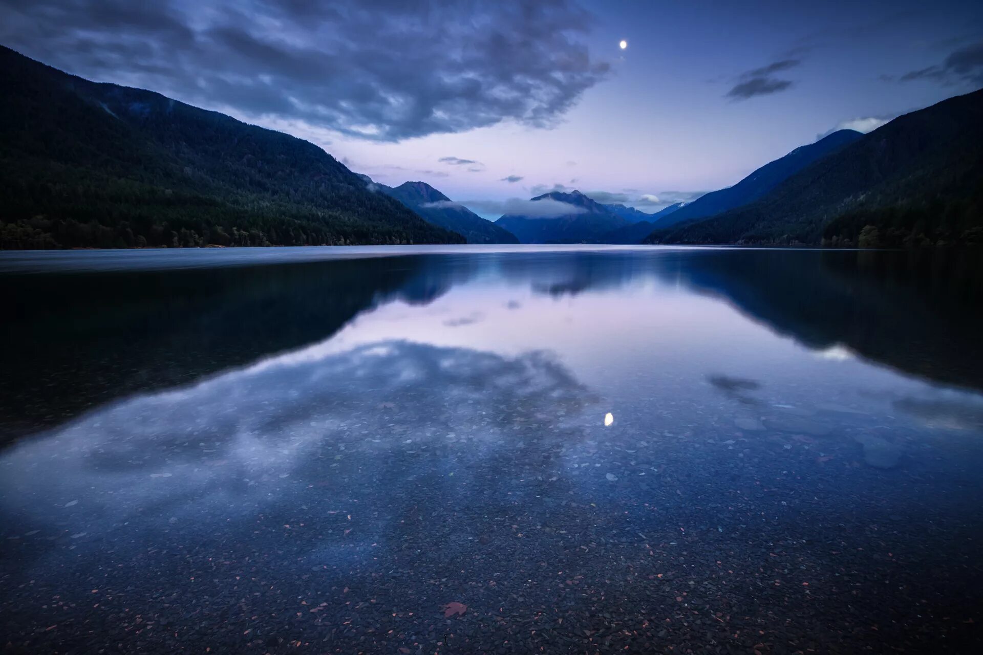 Night lake. Телецкое озеро. Озеро ночью. Горы река ночь. Горы озеро ночь.