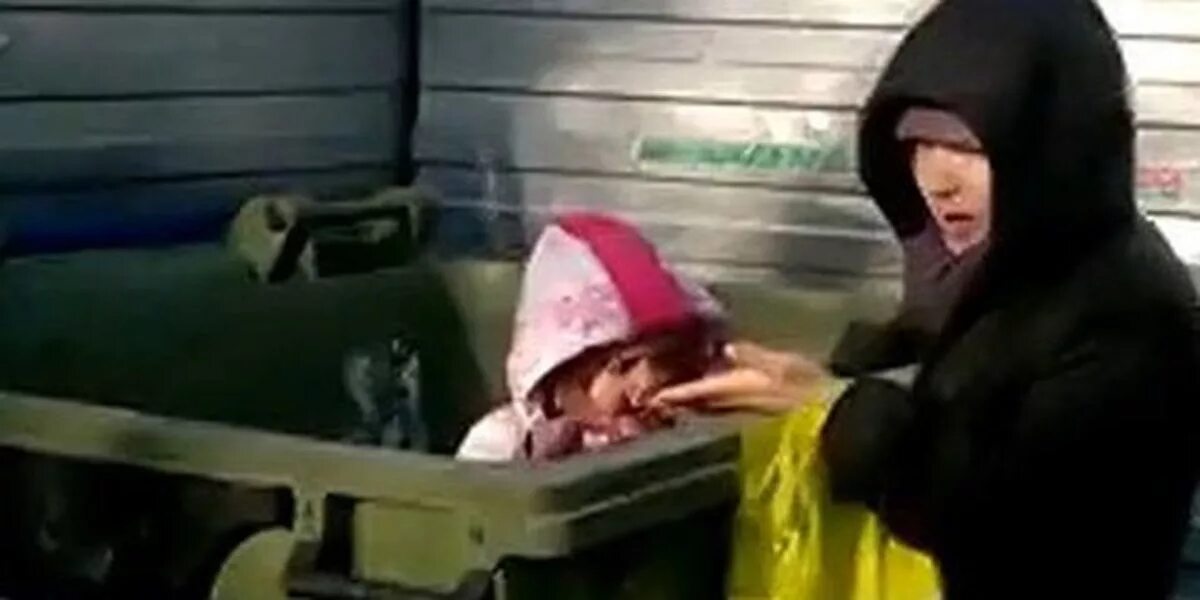 Девочка в мусорном баке. Ребенка выкинули в мусорный бак.