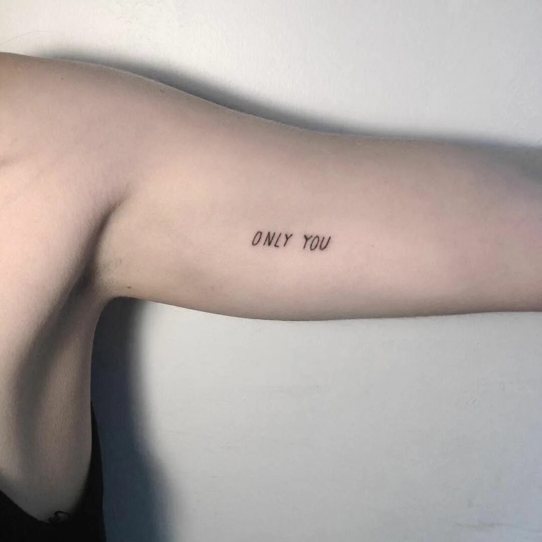 Only you could be. Татуировка you. Тату на внутренней стороне плеча. Тату слова. Тату на внутренней стороне руки.