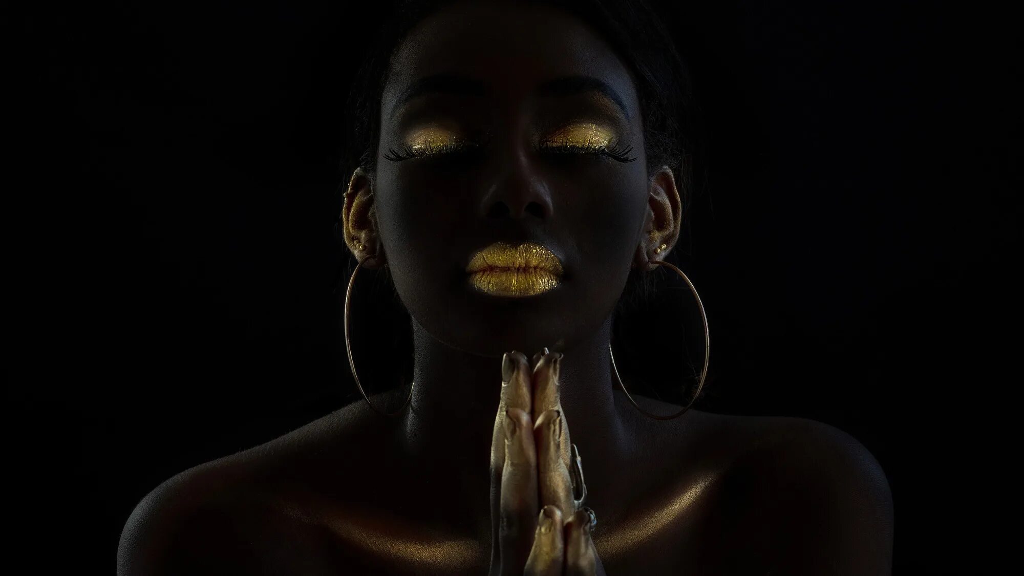 Негритянка кричит. Черная девушка с золотом. Чернокожая девушка в золоте. Черная девушка в золоте. Портрет негритянки.